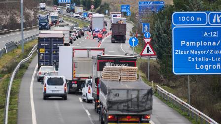 Retenciones debido a la colisión múltiple en Zizur Mayor entre dos camiones y dos coches