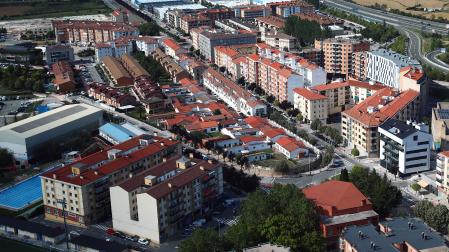 Vista aérea de Noáin, capital de Noáin (Valle de Elorz). Al otro lado de la A-15, Tajonar.