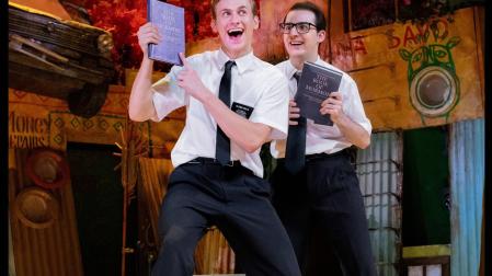Alejandro Mesa (derecha), junto a su compañero Jan Buxaderas, en una escena de 'The book of mormon'