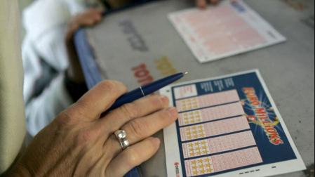 Una mujer elige sus números en el boleto de Euromillones