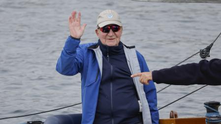 El rey emérito Juan Carlos I saluda a bordo del 'Bribón' antes de competir en la segunda jornada de la prueba de la Liga de 6 metros, este domingo, en la localidad costera de Sanxenxo