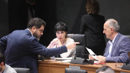 Ramón Alzórriz (PSN) señala con el dedo a Adolfo Araiz (EH Bildu), sentado en su escaño, ante la presencia de Laura Aznal (EH Bildu)