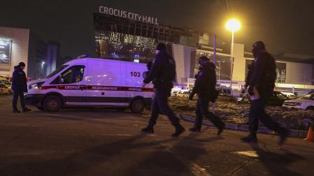 Policía y servicios sanitarios, junto a la sala Crocus City Hall