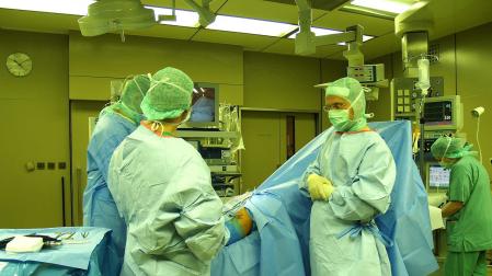 Un equipo médico, en quirófano