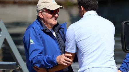 El Rey Juan Carlos, en el puerto deportivo de Sanxenxo este sábado, 20 de abril