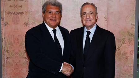 Joan Laporta y Florentino Pérez se saludan antes de la comida de las directivas.
