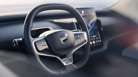 El volante es ligeramente achatado