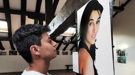 Cristofer frente a la fotografía de su madre en Ituren, en la exposición “Nieva ceniza” que se puede ver hasta el 5 de mayo.