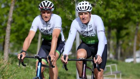 2024. Pruden y Miguel Induráin, con sus bicicletas la antevíspera de ir a Marruecos