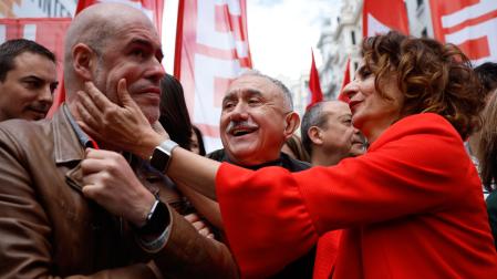 La vicepresidenta primera y ministra de Hacienda, María Jesús Montero (d), saluda a los secretarios generales de CCOO, Unai Sordo (i), y UGT, Pepe Álvarez (c), durante la manifestación