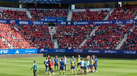 Fotos de los 4.000 alumnos y alumnas de Primaria que han visto el entrenamiento de Osasuna en El Sadar