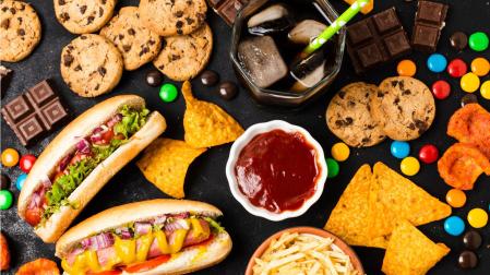 Los alimentos ultraprocesados incluyen productos horneados y snacks envasados, bebidas gaseosas, cereales azucarados y productos listos para comer o calentar