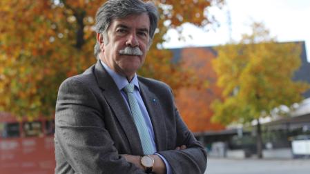 El psicólogo Javier Urra (Estella, 1957), en la plaza de Baluarte de Pamplona, en octubre de 2021.