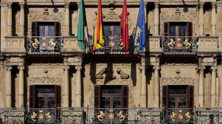 Balcones de la fachada del Ayuntamiento de Pamplona