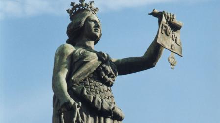 Monumento a los Fueros en el Paseo Sarasate de Pamplona