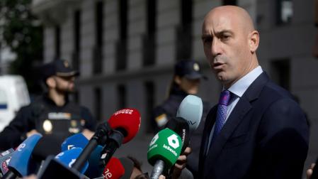 El expresidente de la Real Federación Española de Fútbol (RFEF), Luis Rubiales, ofrece declaraciones a los medios en la Audiencia Nacional