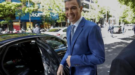 Pedro Sánchez enfila el coche oficial el pasado jueves tras asistir a un foro de eldiario.es