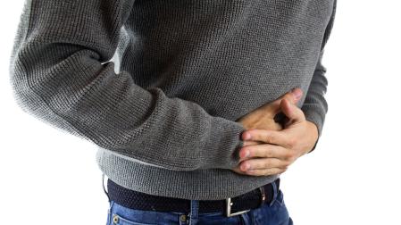 Una persona con dolor de estómago