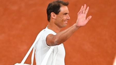 Rafal Nadal saluda al público a su salida a la Philippe-Chatrier