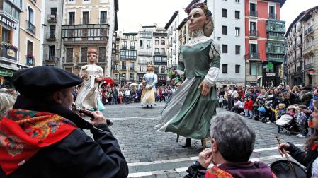 Los gigantes bailan en la plaza Consistorial en una celebración anterior del día del Casco Viejo de Pamplona