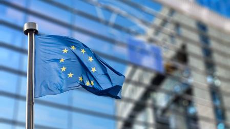 Una bandera de la Unión Europea ondea frente al Parlamento de la UE en Bruselas