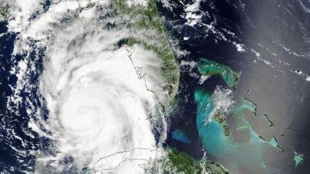Fotografía cedida por el Observatorio de la Tierra de la NASA donde se muestra una imagen del huracán Idalia durante su paso el 29 de agosto del 2023 por el Golfo de México hacia Florida
