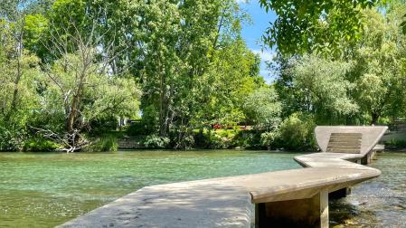 Aguas de primavera del río Arga en Pamplona. /