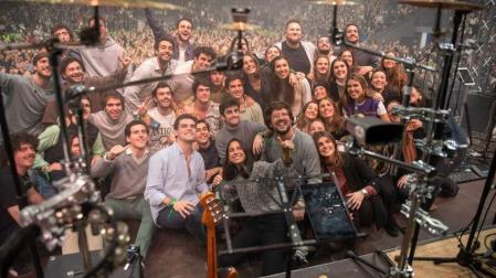Los componentes del grupo Hakuna se sacan una foto con el público de uno de sus conciertos