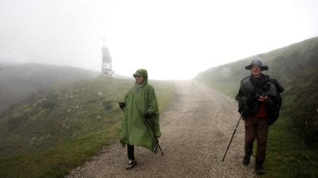 Alto de Lepoeder. 18 horas. Los peregrinos chinos, Li Sun, 43 años, y Liu Xue, 42, se abren paso  entre la niebla y el viento.