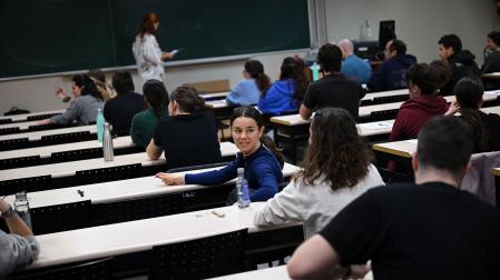Algunos de los aspirantes a la OPE de este sábado, antes de comenzar la prueba