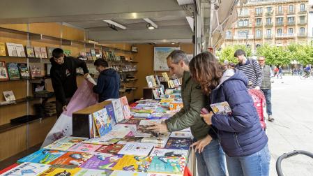 Fotos del homenaje al escritor Miguel Sánchez-Ostiz en la Feria del Libro de Navarra 2024.