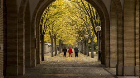 Tres personas pasean por el exterior del cementerio de San José