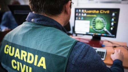 Imagen de archivo de un agente de la Guardia Civil frente a un ordenador