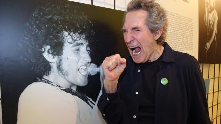 Miguel Ríos junto a una de sus fotografías en la inauguración del centro 'Espacio Caja Sonora'