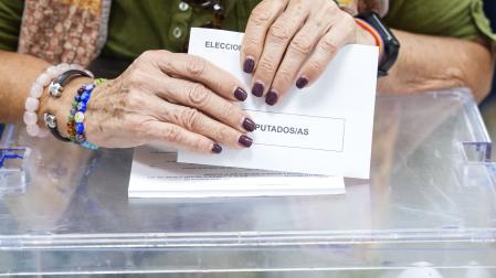 Una persona deposita su voto en las Elecciones Europeas