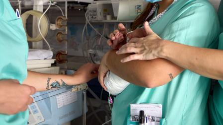 Tres sanitarias atienden a un bebé prematuro en la unidad neonatal del Hospital Universitario de Navarra