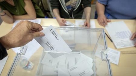 Un elector deposita su voto en una urna de un colegio electoral de Sarriguren el pasado domingo