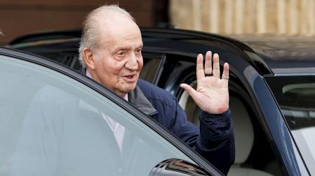 El rey emérito saluda antes de subirse al coche en Sanxenxo