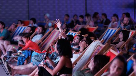 Imagen de público durante una de las sesiones del ciclo Zinema Beach 2023, en Baluarte