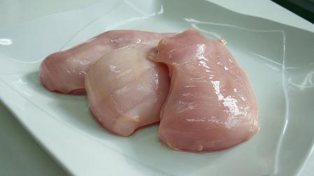 Pechugas de pollo sin cocinar en un plato