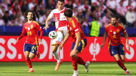 Ante Budimir toca el balón ante Robin Le Normand durante el España-Croacia