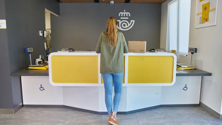 Las oficinas de Correos tienen más funciones que las de enviar paquetería