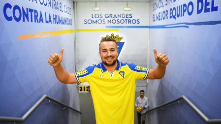 Javi Ontiveros, en el túnel de salida al campo del estadio Nuevo Mirandilla durante su presentación como nuevo jugador del Cádiz