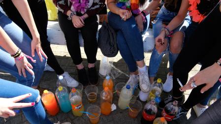 Un grupo de jóvenes reunidos para hacer botellón