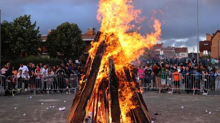 Fotos de las hogueras de San Juan en Pamplona.