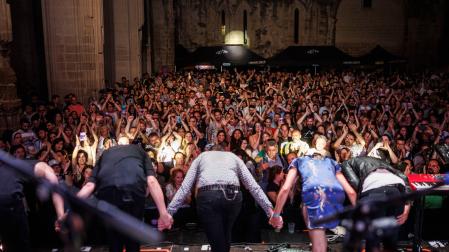 Público asistente a un concierto de Mugacu Fest, en el escenario de las Ruinas de San Pedro en Viana
