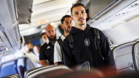 Grimaldo y Ayoza entran al avión en el que voló la expedición española de regreso a Donaueschingen