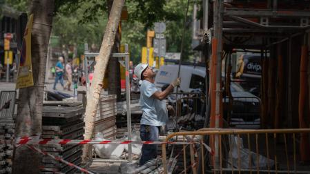 Un obrero durante la construcción de una obra