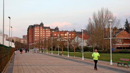Paseo 25 de noviembre, junto a la parcela donde se construirán las viviendas para mayores