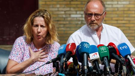 Eva Casanueva y Antonio del Castillo, los padres de la joven Marta, asesinada en Sevilla en enero de 2009, durante una comparecencia este viernes a las puertas de su domicilio en Sevilla